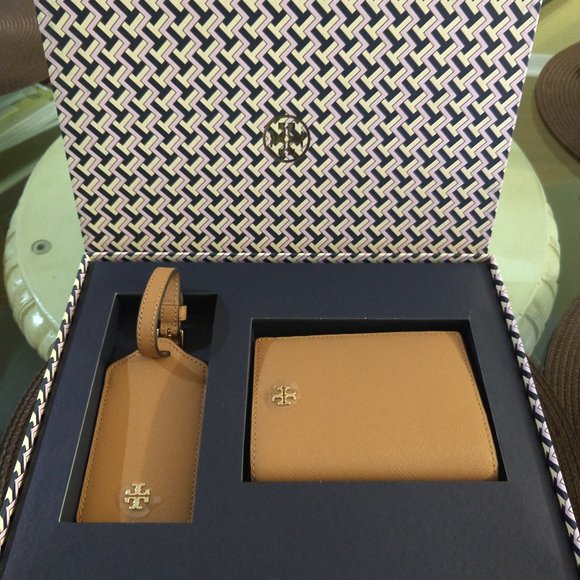 tory burch passport holder set